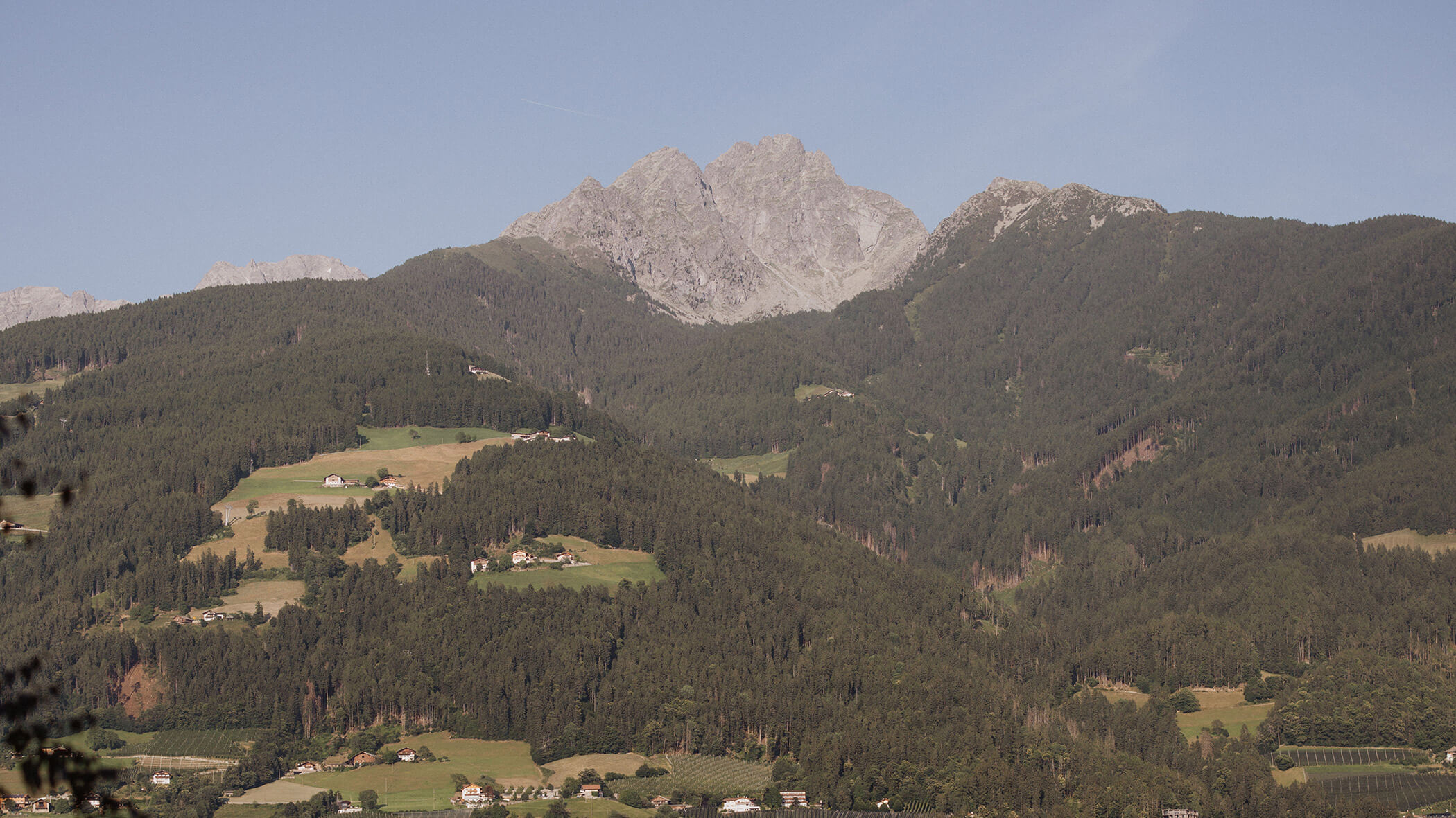 Aussicht auf Berggipfel im Sommer